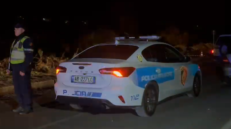 Kishte thyer arrestin shtëpiak, 38-vjeçari nuk bindet dhe bashkë me të afërmit përplaset me policinë! Njëri nga efektivët qëllon në ajër