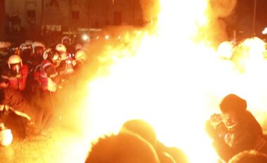 Protesta e opozitës/ Ministria e Shëndetësisë: Në spital u paraqitën 21 persona të plagosur, mes tyre edhe deputeti Bledion Nallbati