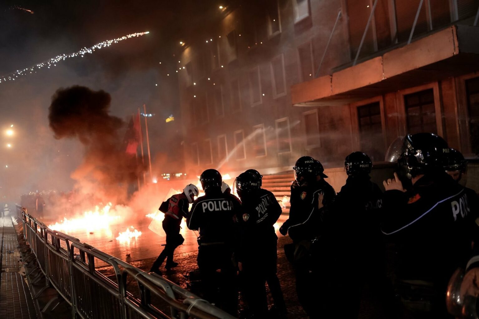 Sot protesta e opozitës, policia me plan masash, por refuzon të marrë përsipër garantimin e zhvillimit të tubimit