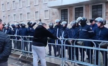 Protestuesi e nis herët protestën, përplas gardhet metalike përpara kryeministrisë dhe debaton me efektivët e policisë