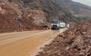 Rreziku mbetet i pranishëm në “Kthesat e Dragostunjës”, qarkullim me vështirësi dhe mungesë masash sigurie