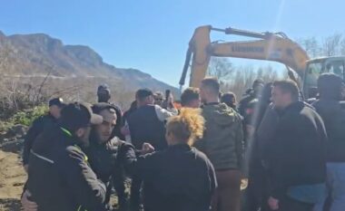 Përplasje mes banorëve të Rrjollit dhe policisë, protestuesit: S’ka shtet, por hajdutë (VIDEO)