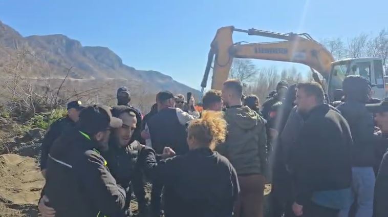 Përplasje mes banorëve të Rrjollit dhe policisë  protestuesit  S ka shtet  por hajdutë  VIDEO 