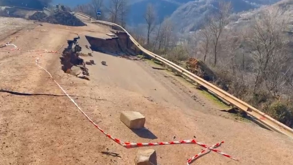 Përkeqësohet situata në rrugën Librazhd Prrenjas  fundoset një pjesë e aksit  Ndalohet edhe lëvizja e këmbësorëve