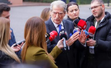 “Çdo natë nga kryeministria dalin kamionë për të zhdukur gjurmët e krimeve të Ballukut”- Berisha: Ja pse nuk po publikohet në Fletoren Zyrtare vendimi për pezullimin nga detyra