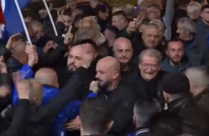 Protesta e opozitës, Berisha mbërrin në selinë e PD, militantët e presin me brohoritje