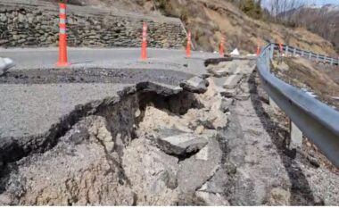Dëmtohet aksi turistik Boboshticë-Dardhë/ Qarkullimi me vështirësi, vendoset sinjalistika paralajmëruese për shoferët (FOTO)