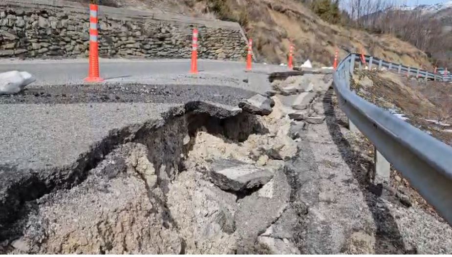 Dëmtohet aksi turistik Boboshticë-Dardhë/ Qarkullimi me vështirësi, vendoset sinjalistika paralajmëruese për shoferët (FOTO)
