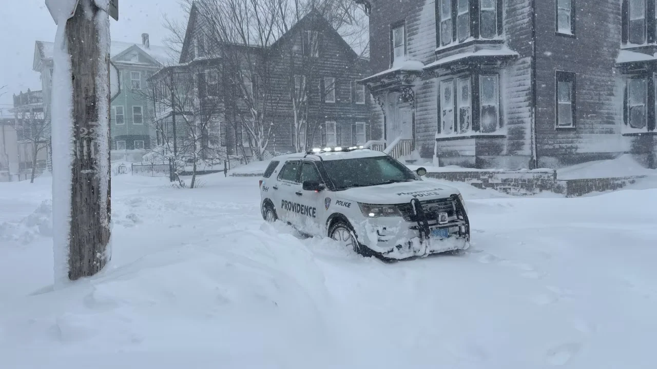Nju Jorku goditet nga stuhia më e madhe e dëborës në dekadën e fundit  anulohen rreth 1500 fluturime për ditën e nesërme
