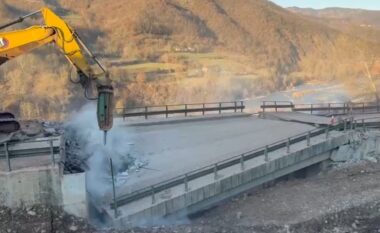 Bllokimi i aksit Librazhd-Përrenjas, furgonat shtrenjtojnë çmimin e biletës deri 40%