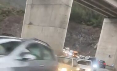 Radhë kilometrike në aksin Librazhd–Elbasan, rëndohet trafiku rrugor