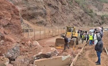 Rrëshqitja e dherave dhe gurëve, bllokohet aksi Librazhd-Qafë Thanë