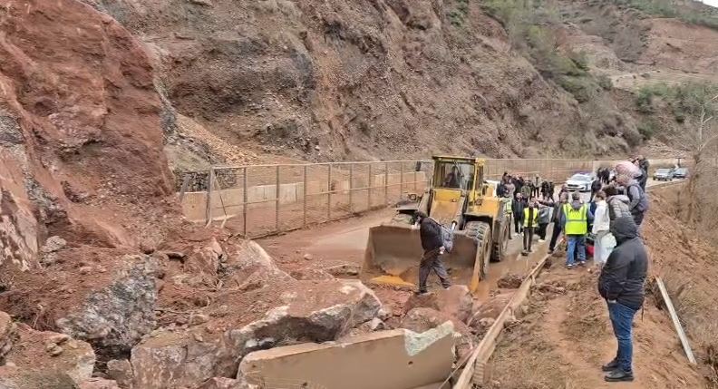 Rrëshqitja e dherave dhe gurëve, bllokohet aksi Librazhd-Qafë Thanë