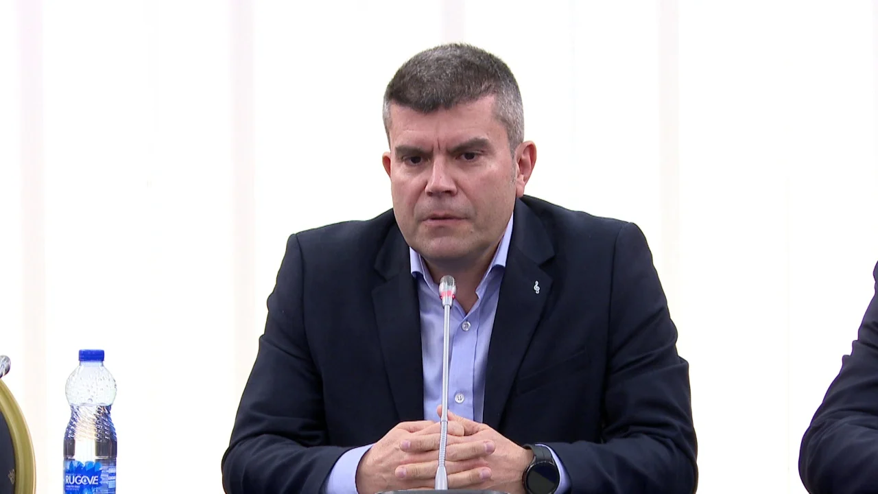 Negociatat në kampin e opozitës/ Në forumin e dialogut politik morën pjesë 15 parti, munguan sërish Shehaj dhe Qori