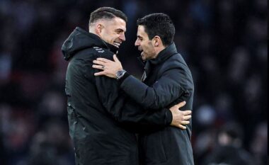 VIDEO/ Moment special për Granit Xhakën, kthehet “në shtëpi” dhe përqafohet me ish-trajnerin e tij