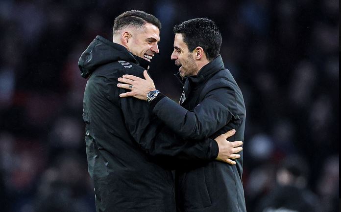 VIDEO/ Moment special për Granit Xhakën, kthehet “në shtëpi” dhe përqafohet me ish-trajnerin e tij