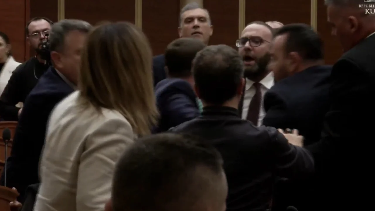 Degradon Kuvendi, demokratët përplasje fizike me Ballën pas fyerjes së Vokshit