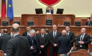 Tensione në seancë parlamentare, demokratët i afrohen Ballës në foltore, ndërhyn Garda