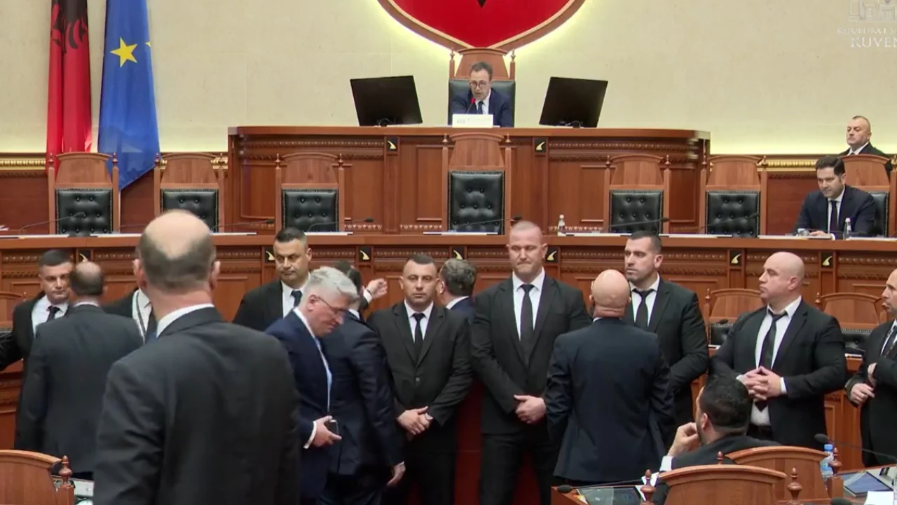 Tensione në seancë parlamentare  demokratët i afrohen Ballës në foltore  ndërhyn Garda