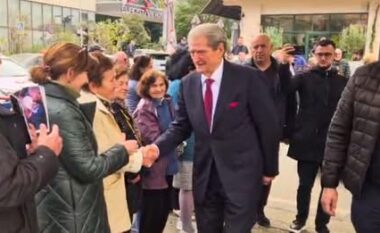 Berisha paraqitet në SPAK në zbatim të masës “detyrim paraqitje”, përshëndetet me militantët