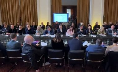 VIDEO/ Edi Rama mbyll Grupin e PS, takimi i socialistëve bëhet pa praninë e mediave! Spiropali dhe Braçe ulen në fund të sallës