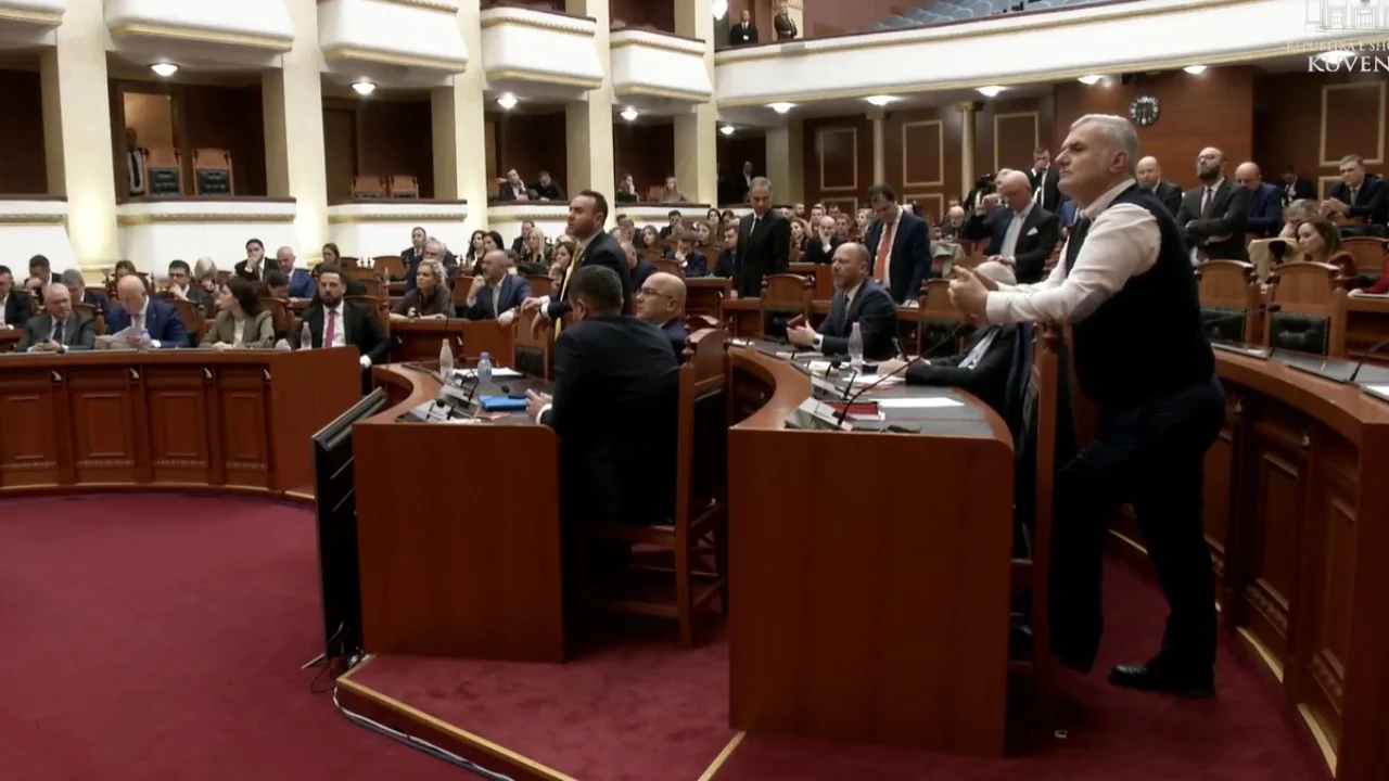 Përplasjet e vazhdueshme në seancë  PS kërkon të kalohet në votim pas përplasjeve ne seance