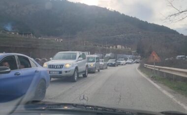 Rruga drejt juglindjes e ‘paralizuar’, radhë kilometrike trafiku