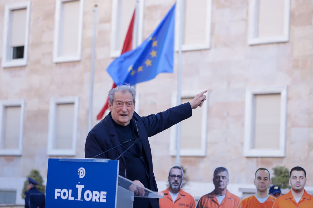 Berisha thirrje qytetarëve  Qëllojeni Ramën me domate dhe vezë në takime  Ju trajton si lypsarë