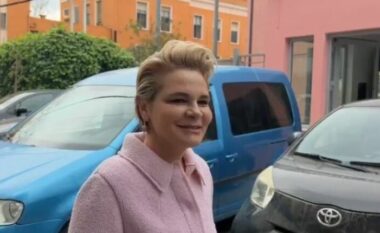 Monika Kryemadhi paraqitet në GJKKO, batuta me gazetarët: Sa jam zgjuar nga gjumi… (VIDEO)
