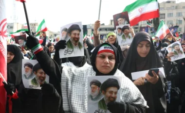 Dy ‘botët’ e Iranit, lavdërime publike dhe frikë e fshehtë pas emërimit të Mojtabës si Ayatollahu i ri