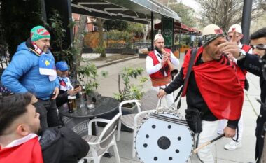 Gjesti domethënës që po bën xhiron në rrjet/ Lokali në Prishtinë ofron kafe dhe çaj falas për tifozët turq