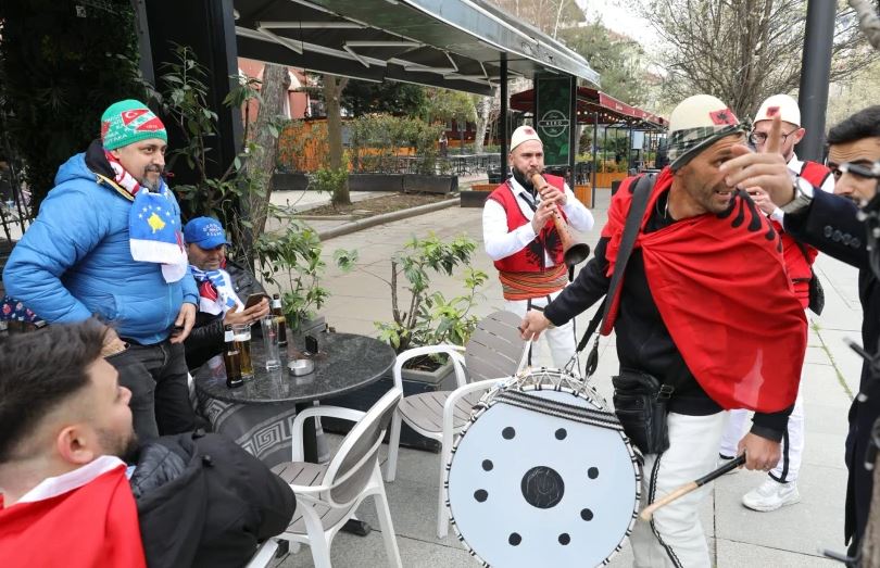 Gjesti domethënës që po bën xhiron në rrjet/ Lokali në Prishtinë ofron kafe dhe çaj falas për tifozët turq