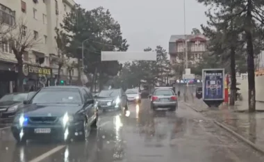 Kukësi përfshihet nga moti i keq, stuhi me shi dhe breshër