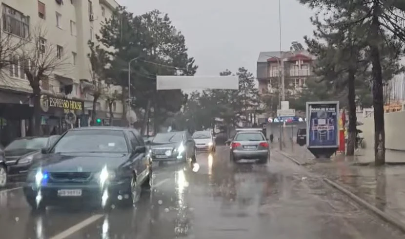 Kukësi përfshihet nga moti i keq, stuhi me shi dhe breshër