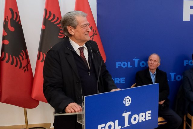 “Rrugët shemben si të jenë ndërtuar me karton!”, Berisha: Thonë se rrugën e Librazhdit e shkatërroi natyra, askush s’mban përgjegjësi