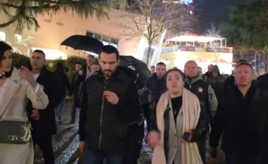 Përplasje para Kryeministrisë/ Lapaj drejt Komisariatit, shoqërohet një nga aktivistët e “Shqipëria Bëhet”