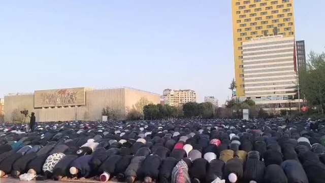 Pas muajit të shenjtë  të  Ramazanit, besimtarët myslimanë festojnë sot Fitër Bajramin