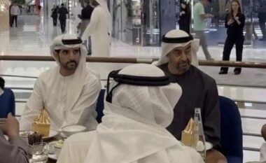 VIDEO/ Udhëheqësit e Emirateve të Bashkuara Arabe qetësojnë qytetarët, dalin shëtitje dhe pijnë kafe në një qendër tregtare