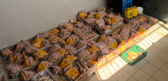 Skandal/ AKU bllokon 738 kg fileto pule në KMY dhe djathin “Bonum”