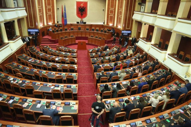 Kuvendi shpenzoi 200 milionë lekë për dieta  karburant dhe qiratë e deputetëve