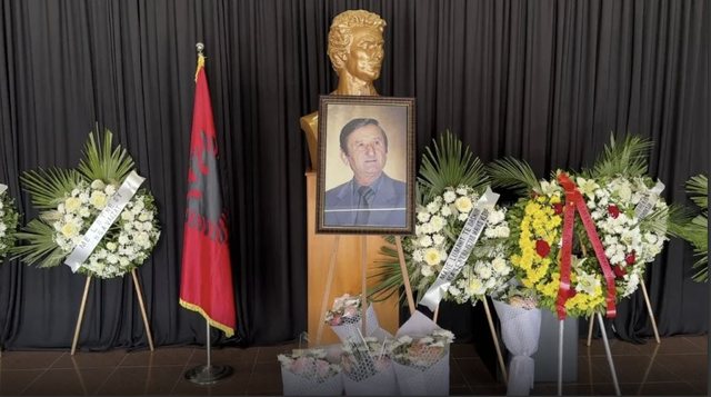 Homazhe në nder të parodistit Mane Lumani, kolegët: Do të mbetet në kujtesën e njerëzve