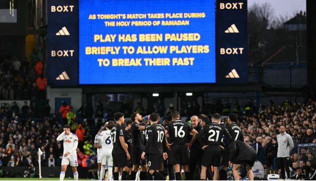 Ndërprerja e ndeshjes për iftar, Guardiola kritikon tifozët e Leeds për fishkëllimat ndaj myslimanëve: Respektoni fenë
