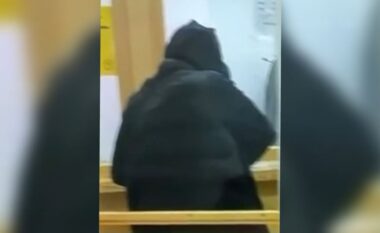 Grabitja me armë  te “5 Maji”/ Momenti kur autori grabit pikën e këmbimit valutor, ja shuma e parave që arriti të marrë (FOTO)