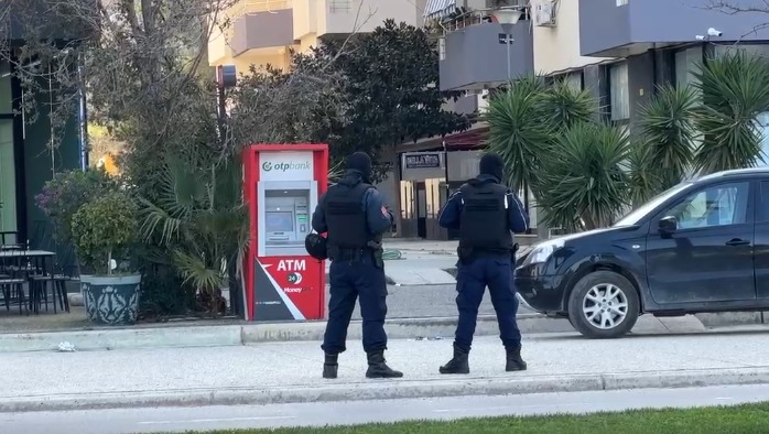 Detaje nga operacioni i SPAK në Vlorë/ Arrestohet efektivi i Policisë (EMRI)