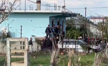 Vrau gruan dhe më pas veten, dalin pamjet nga vendngjarja e krimit të rëndë në Fier (VIDEO)