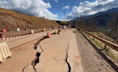 Aksi Librazhd-Përrenjas u rihap, por çmimet mbetet të larta! Buka në Korçë blihet për 150 lekë, operatorët e transportit nuk reflektojnë për biletat, çfarë pritet të ndodhë