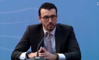 Hyri në Ministri si specialist në 2011 dhe sot Balluku i dorëzoi detyrën, Enea Karakaçi e falenderon për mbështetjen: Nder dhe privilegj i veçantë bashkëpunimi me ty