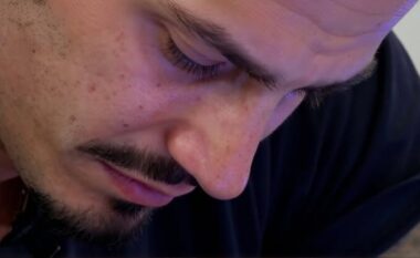 Mateo nuk përmbahet, ‘shpërthen’ në lot teksa i shkruan letër nënës