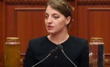 “Lumi as nuk pret, as nuk bën politik”, Koçeku shkon me dy shishe me ujë në Kuvend, e shqetësuar për ndotjen e Drinit: Marrëveshje ndërkufitare mes Shqipërisë e Kosovës