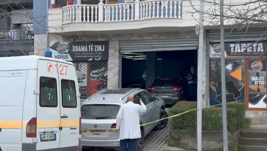Sherr mes disa personave në një pikë servisi makinash në Korçë, plagoset njëri prej tyre (EMRI)